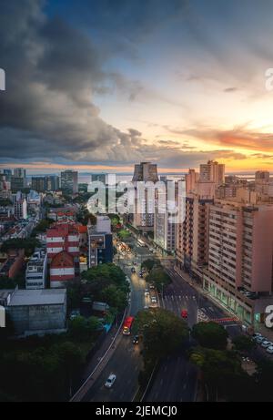 Veduta aerea di Porto Alegre al tramonto con Rio Grande do sul state Administrative Building - Porto Alegre, Rio Grande do sul, Brasile Foto Stock