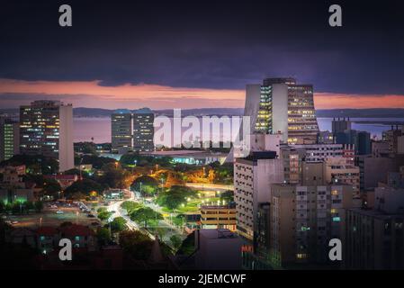 Veduta aerea di Porto Alegre di notte con Rio Grande do sul state Administrative Building - Porto Alegre, Rio Grande do sul, Brasile Foto Stock