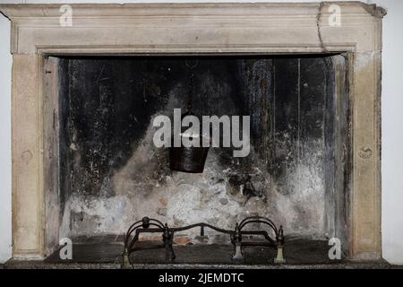 Angera, Italia - 4 giugno 2022: Camino nel Castello Borromeo (Rocca di Angera). Foto Stock
