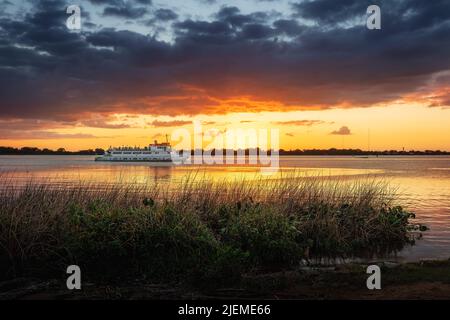 Tramonto sul fiume Guaiba con barca Cisne Branco - Porto Alegre, Rio Grande do sul, Brasile Foto Stock