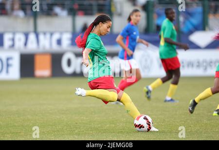 Estelle Johnson del Camerun durante la partita di calcio femminile tra Francia e Camerun il 25 giugno 2022 allo Stade Pierre Brisson a Beauvais, Francia - Foto Jean Catuffe / DPPI Foto Stock