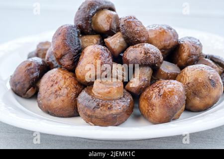 Salsa di soia aglio soffriggere i funghi sul piatto Foto Stock