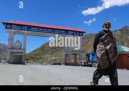 27 giugno 2022, Ladakh, Jammu e Kashmir, India: Un uomo visto camminare sull'autostrada a Passo Zojila, 108 chilometri ad est da Srinagar in Zojila, India. Zojila uno dei pericolosi passi di montagna situato nella regione del Kashmir, che è l'unico collegamento stradale tra Kashmir e Ladakh che ha un significato strategico come il Passo Zojila è situato ad un'altitudine di 11.578 piedi sulla Srinagar-Kargil-Leh National Highway e rimane chiuso durante gli inverni a causa di pesanti Nevicate e quest'anno il pass è aperto il 19 marzo dopo essere rimasto chiuso per 73 giorni. (Credit Image: © Adel Abbas/ZUMA Press Wire) Foto Stock