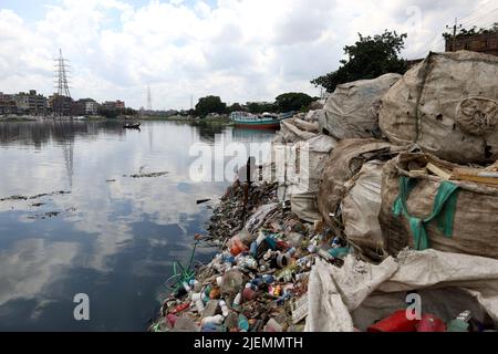 Dhaka, Dhaka, Bangladesh. 27th giugno 2022. Le materie plastiche scartate rappresentano la minaccia più grave per l'ambiente. Il fiume Buriganga è completamente inquinato e la plastica è una delle ragioni. Circa 646 tonnellate di rifiuti di plastica vengono raccolte a Dhaka ogni giorno. Solo il 37,2% dei rifiuti di plastica di Dhaka viene riciclato. (Credit Image: © Syed Mahabubul Kader/ZUMA Press Wire) Foto Stock