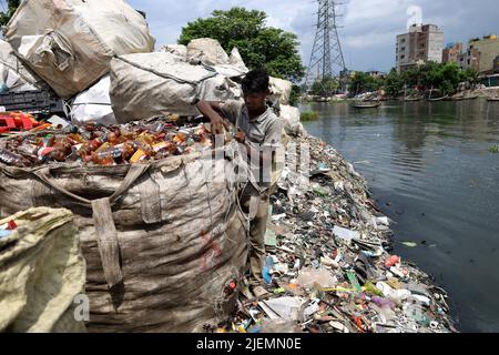 Dhaka, Dhaka, Bangladesh. 27th giugno 2022. Le materie plastiche scartate rappresentano la minaccia più grave per l'ambiente. Il fiume Buriganga è completamente inquinato e la plastica è una delle ragioni. Circa 646 tonnellate di rifiuti di plastica vengono raccolte a Dhaka ogni giorno. Solo il 37,2% dei rifiuti di plastica di Dhaka viene riciclato. (Credit Image: © Syed Mahabubul Kader/ZUMA Press Wire) Foto Stock
