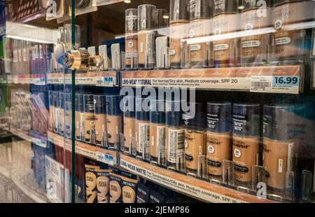 Una selezione di prodotti di bellezza Revlon in una farmacia a New York su giovedì 16 giugno 2022. Revlon ha presentato domanda per la protezione fallimentare Capitolo 11 citando il servizio dei suoi problemi di debito e catena di approvvigionamento. (© Richard B. Levine) Foto Stock