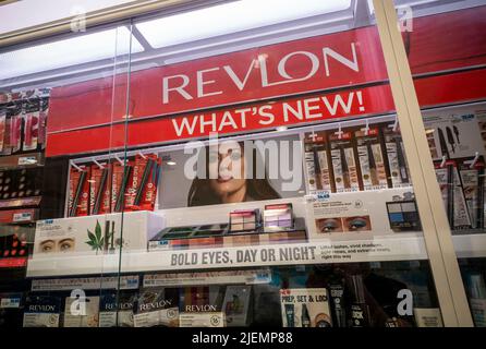 Una selezione di prodotti di bellezza Revlon in una farmacia a New York su giovedì 16 giugno 2022. Revlon ha presentato domanda per la protezione fallimentare Capitolo 11 citando il servizio dei suoi problemi di debito e catena di approvvigionamento. (© Richard B. Levine) Foto Stock