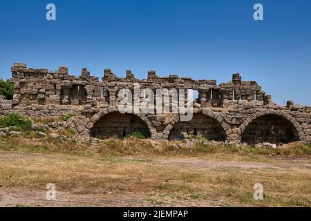 mura interne della città in rovine della città romana di Side, Antalya, Turchia Foto Stock