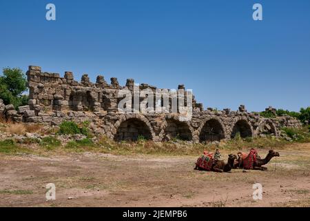 mura interne della città in rovine della città romana di Side, Antalya, Turchia Foto Stock