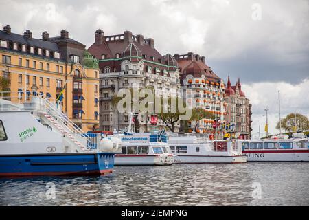 Stoccolma, Svezia - 20 maggio 2015: Traghetti e barche ormeggiati da viale Strandhagen a Stoccolma Foto Stock