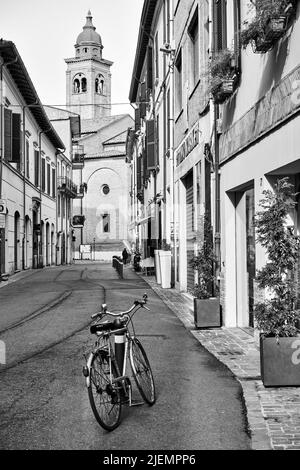 Rimini, Italia - 29 febbraio 2020: Strada nel centro storico di Rimini. Fotografia in bianco e nero, paesaggio urbano Foto Stock