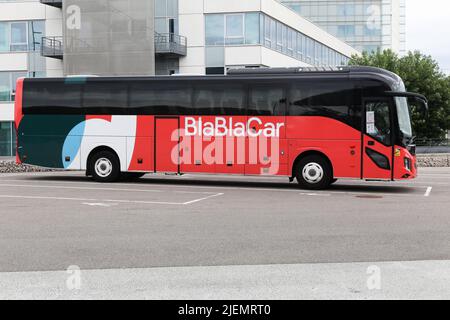 Colombier-Saugnieu, Francia - 2 agosto 2021: BblaBlaCar Bus, ex BlaBlaBus, è una rete di linee di autobus a lunga distanza in Francia e in Europa Foto Stock