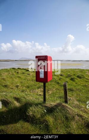 Tradizionale scatola a colonna in ferro di ghisa rossa su un avamposto remoto in Nord Uist. Outer Hebrides, Scozia per la raccolta ordinaria della posta Foto Stock