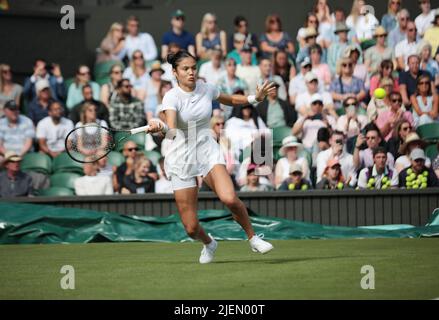 Londra, Regno Unito. 27th giugno 2022. Emma Raducanu della Gran Bretagna gioca una prima mano nella sua partita contro il belga Alison Van Uytvanck nel primo round dei campionati Wimbledon 2022 a Londra il 27 giugno 2022. Raducanu ha vinto la partita 6-4, 6-4. Foto di Hugo Philpott/UPI Credit: UPI/Alamy Live News Foto Stock