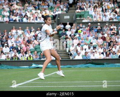 Londra, Regno Unito. 27th giugno 2022. Emma Raducanu della Gran Bretagna gioca una prima mano nella sua partita contro il belga Alison Van Uytvanck nel primo round dei campionati Wimbledon 2022 a Londra il 27 giugno 2022. Raducanu ha vinto la partita 6-4, 6-4. Foto di Hugo Philpott/UPI Credit: UPI/Alamy Live News Foto Stock