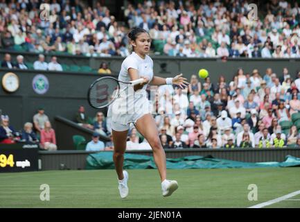 Londra, Regno Unito. 27th giugno 2022. Emma Raducanu della Gran Bretagna gioca una prima mano nella sua partita contro il belga Alison Van Uytvanck nel primo round dei campionati Wimbledon 2022 a Londra il 27 giugno 2022. Raducanu ha vinto la partita 6-4, 6-4. Foto di Hugo Philpott/UPI Credit: UPI/Alamy Live News Foto Stock