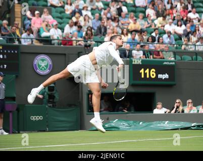 Londra, Regno Unito. 27th giugno 2022. Carlos Alcaraz, spagnolo, si è messo in campo contro Jan-Lennard Struff in Germania nel primo round dei campionati Wimbledon del 2022 a Londra il 27 giugno 2022. Alcaraz ha vinto in cinque serie. Foto di Hugo Philpott/UPI Credit: UPI/Alamy Live News Foto Stock