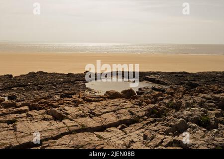 Piscina di Tidal Rock a Rest Bay, Porthcawl, Galles Regno Unito, costa gallese filtro creativo in stile instagram costa britannica panoramica Foto Stock