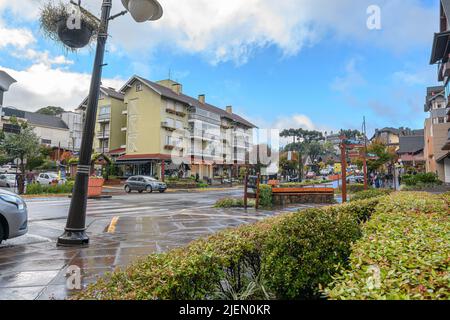 Gramado, RS, Brasile - 17 maggio 2022: Vista del viale Borges de Medeiros, viale turistico principale di Gramado. Foto Stock