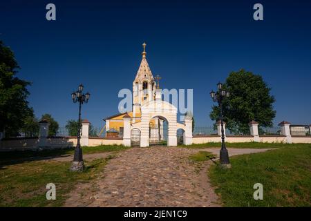 La Cattedrale della Beata Vergine Maria nel villaggio di Gorodnya nella regione di Tver in Russia. Una delle chiese più antiche della Russia. Foto di alta qualità Foto Stock