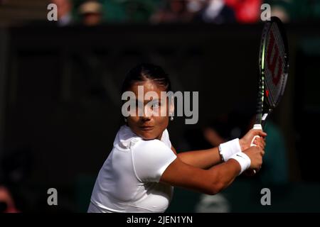 Londra, 27 giugno 2022 - Emma Raducanu in Gran Bretagna in azione durante la sua partita di apertura contro Alison Van Uytvanck al Centre Court di Wimbledon. Credit: Adam Stoltman/Alamy Live News Foto Stock