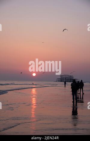 Molo ovest al tramonto su una bassa marea. Brighton. Foto Stock