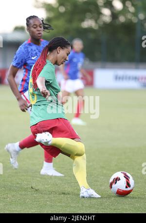 Estelle Johnson del Camerun durante la partita di calcio femminile tra Francia e Camerun il 25 giugno 2022 allo Stade Pierre Brisson di Beauvais, Francia - Foto: Jean Catuffe/DPPI/LiveMedia Foto Stock