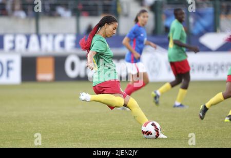 Estelle Johnson del Camerun durante la partita di calcio femminile tra Francia e Camerun il 25 giugno 2022 allo Stade Pierre Brisson di Beauvais, Francia - Foto: Jean Catuffe/DPPI/LiveMedia Foto Stock