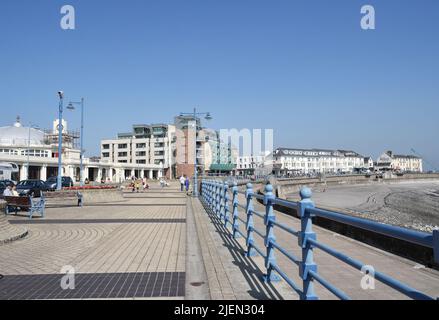 Il lungomare a Porthcawl Wales UK, costa gallese località balneare viaggio. Città costiera britannica sul mare Foto Stock