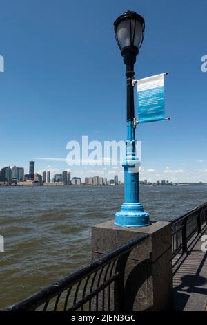 I lampioni blu a Battery Park City illustrano l'altezza di un potenziale pavimento dalla prossima tempesta grave a New York City, USA 2022 Foto Stock