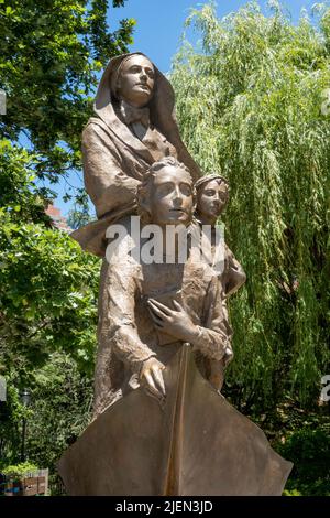 Madre Frances Xavier Cabrini Memorial statua di bronzo si trova vicino alla spianata di Battery Park City, New York City, USA 2022 Foto Stock