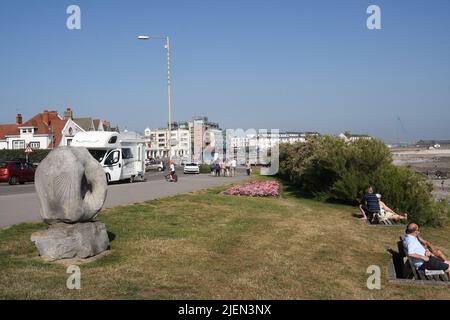 La passeggiata a Porthcawl in Galles, resort di vacanza gallese, costa. Mare Foto Stock