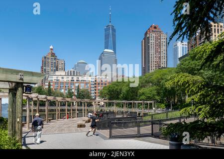 One World Trade Center si trova sulla South Cove a Battery Park City, New York City, USA 2022 Foto Stock