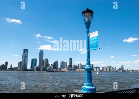 I lampioni blu a Battery Park City illustrano l'altezza di un potenziale pavimento dalla prossima tempesta grave a New York City, USA 2022 Foto Stock