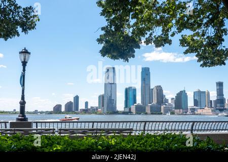 I lampioni blu a Battery Park City illustrano l'altezza di un potenziale pavimento dalla prossima tempesta grave a New York City, USA 2022 Foto Stock