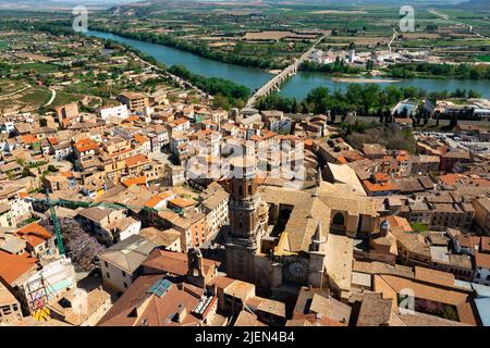 Paesaggio urbano aereo di Tudela con vista sul fiume Ebro e sulla cattedrale Foto Stock