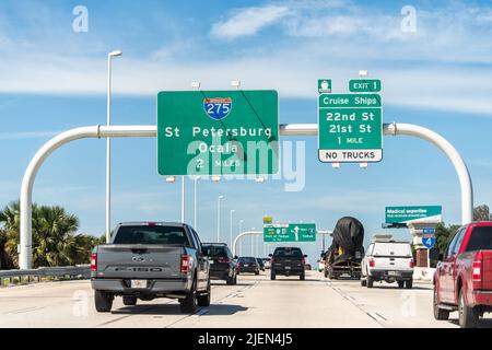 Tampa, USA - 4 ottobre 2021: Strada strada interstate autostrada cartello verde da I75 per il porto di Tampa, navi da crociera, San Pietroburgo e Ocala in Florida w Foto Stock