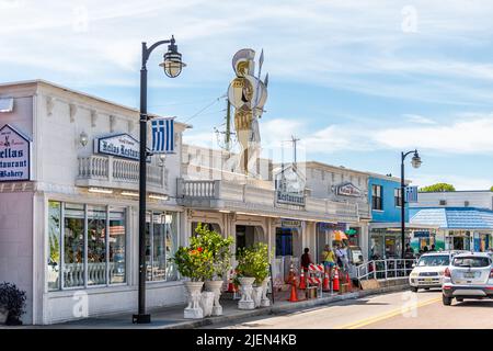 Tarpon Springs, USA - 4 ottobre 2021: Florida Grecia città Dodecanese boulevard strada bianco edificio architettura con famoso Hellas Restaurant servizi Foto Stock