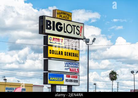 Port Richey, USA - 4 ottobre 2021: Florida città sulla costa del golfo con cartello per Big Lots discount a buon mercato per generi alimentari e articoli per la casa su Harmony pla Foto Stock