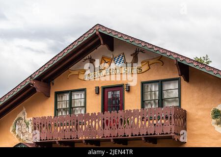 Helen, USA - 5 ottobre 2021: Villaggio bavarese di Helen, Georgia con primo piano di balcone su edificio tradizionale con cartello per Fossen Pcatz Suites hot Foto Stock