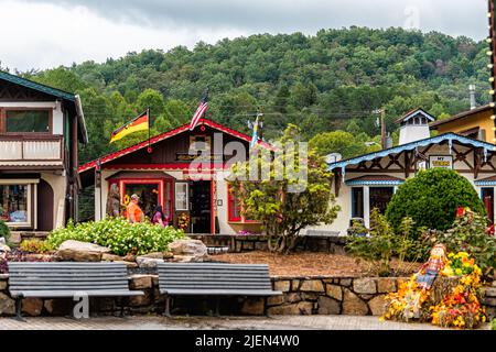 Helen, USA - 5 ottobre 2021: Helen, Georgia il villaggio bavarese ospita negozi di ristoranti al festival Oktoberfest sui principali edifici di casa di strada con Germ Foto Stock