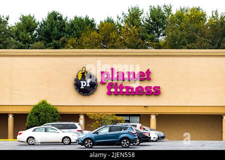 Culpeper, USA - 7 ottobre 2021: Zona del centro nella città rurale di Culpeper, Virginia con l'insegna al centro commerciale Strip Mall per il logo Planet Fitness PF per la palestra Foto Stock