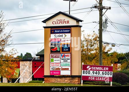 Culpeper, USA - 7 ottobre 2021: Zona del centro nella città rurale di Culpeper, Virginia con le indicazioni per Strip Mall Center con Sprint, Chili's e Aldi Foto Stock