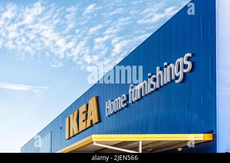 Jacksonville, USA - 19 ottobre 2021: Cartello su grande edificio blu per IKEA casa mobili magazzino centro magazzino con luminoso blu colorato Foto Stock