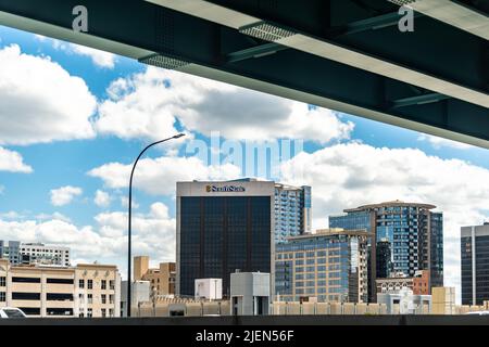 Orlando, USA - 19 ottobre 2021: Vista sotto il ponte sul paesaggio urbano della città della Florida con il logo Southstate Bank commercial holding Company Foto Stock