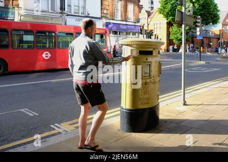 Londra, Regno Unito, 27th giugno 2022. I membri dell'Unione di comunicazione (CWU) hanno annunciato un'uscita il 11th luglio in una controversia salariale - per la terza volta quest'anno. Oltre 100 uffici postali della Corona saranno colpiti dal voto dei lavoratori per sciopero dopo aver rifiutato un'offerta di retribuzione del 3%. Credit: Undicesima ora Fotografia/Alamy Live News Foto Stock