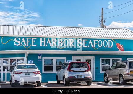 Crescent Beach, Stati Uniti d'America - 19 ottobre 2021: Spiaggia vicino a Marineland, Florida con cartello per il ristorante Safe Harbor Seafood con architettura blu d'epoca e. Foto Stock