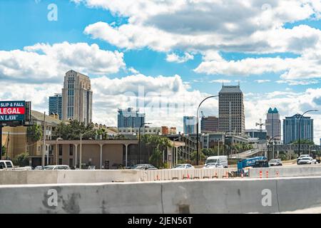 Orlando, USA - 19 ottobre 2021: Skyline della città della Florida con edifici finanziari aziendali da barriere rinforzate in cemento sull'interstate Foto Stock