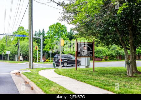 Herndon, Stati Uniti d'America - 28 aprile 2019: Cartello su strada per la contea di Fairfax McLean Government Center nella città di Herndon nel nord della Virginia subur Foto Stock