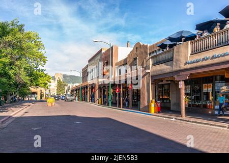 Santa Fe, USA - 14 giugno 2019: Old Town e San Francisco Street negli Stati Uniti New Mexico City con architettura in stile adobe e Cattedrale chiesa in Foto Stock